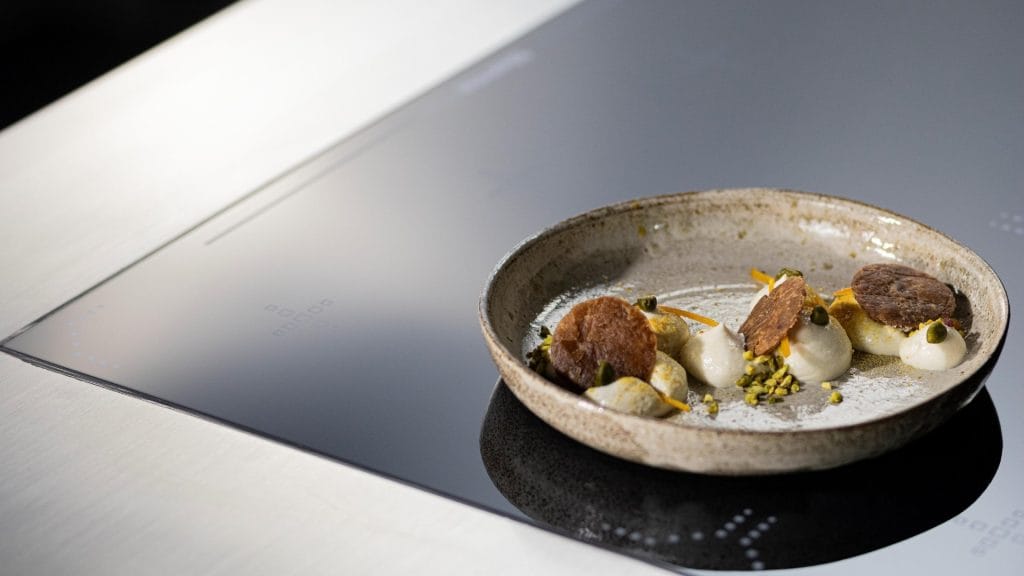 e-xp induksjontopp med fine dining middag på tallerken