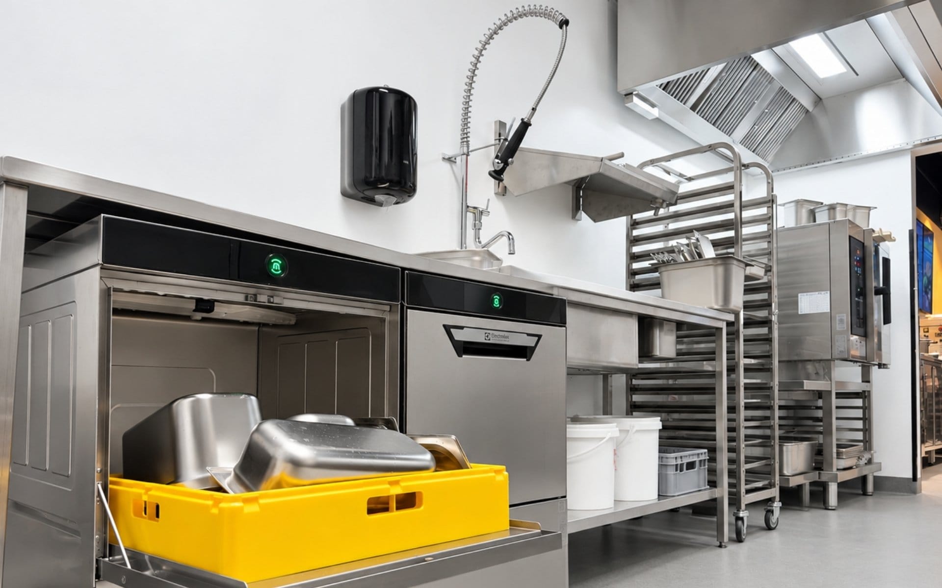 underbenk oppvaskmaskin fra electrolux professional til storkjøkken
