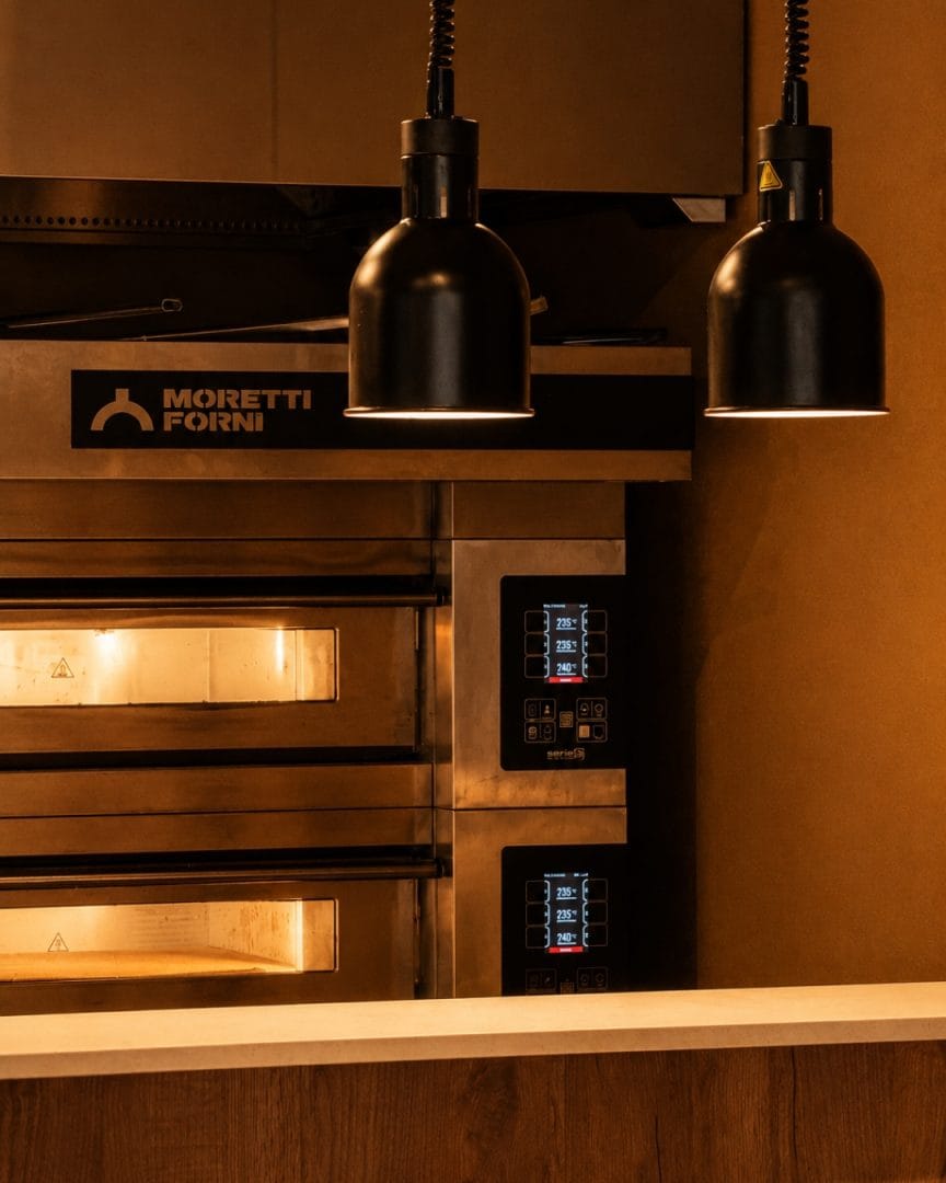 pizzaovn fra moretti oven ved zio pizzarestaurant