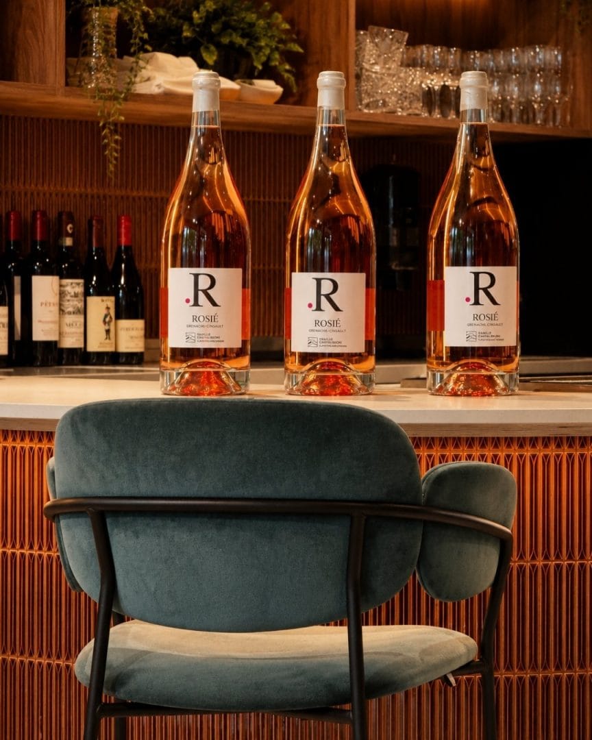 barstol ved bardisk og vin på bardisken