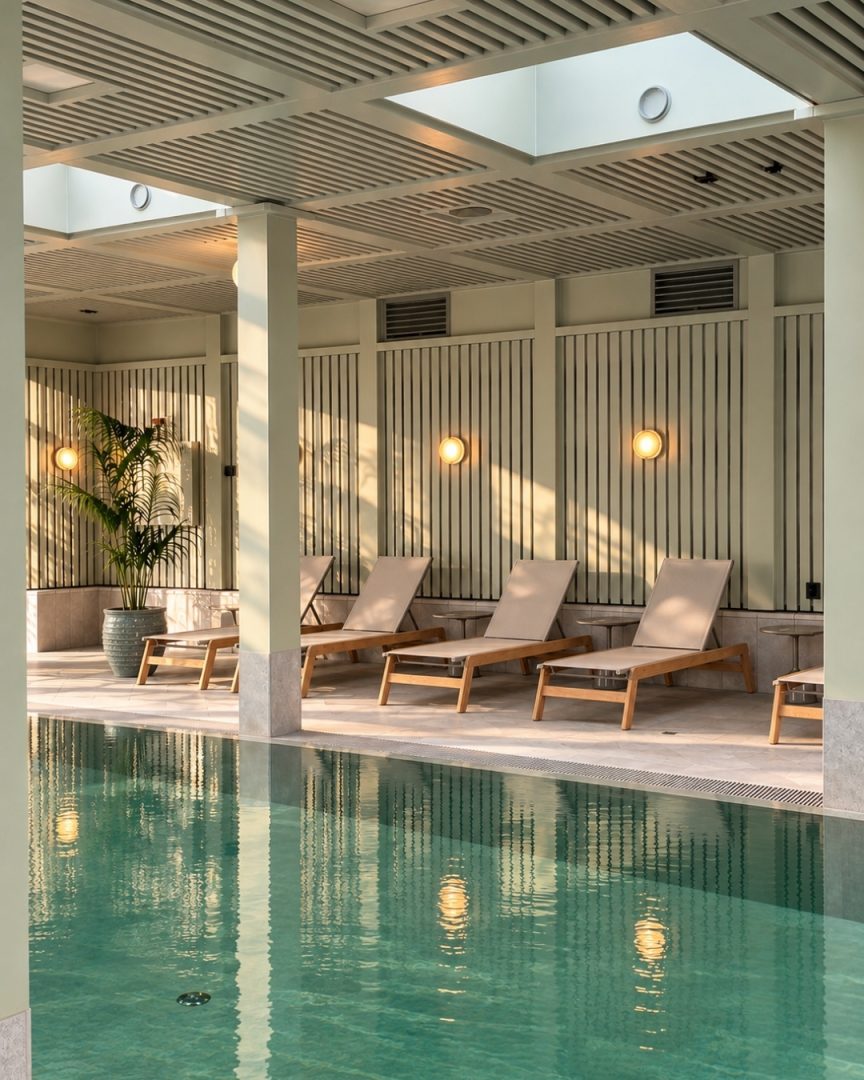 solsenger ved bassengkanten på havna hotel