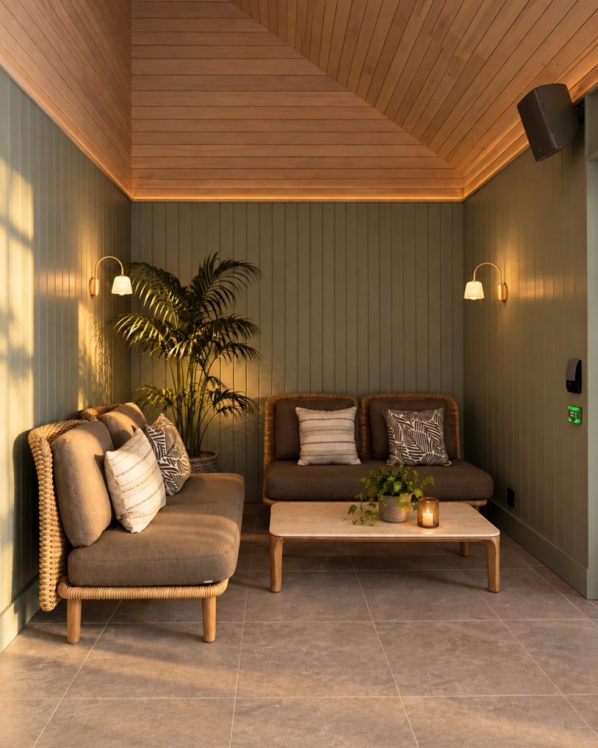 hjørne av lounge med sofa puter og bord