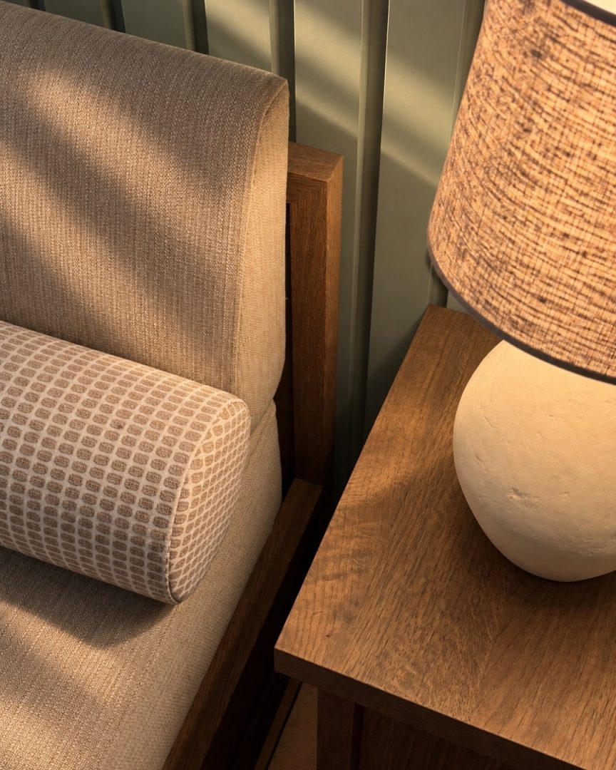 nattbord ved seng med nattbordlampe