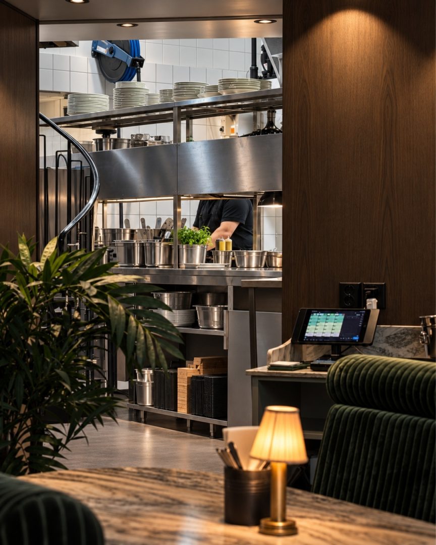 innsyn fra restaurant kverneriet inn mot storkjøkken