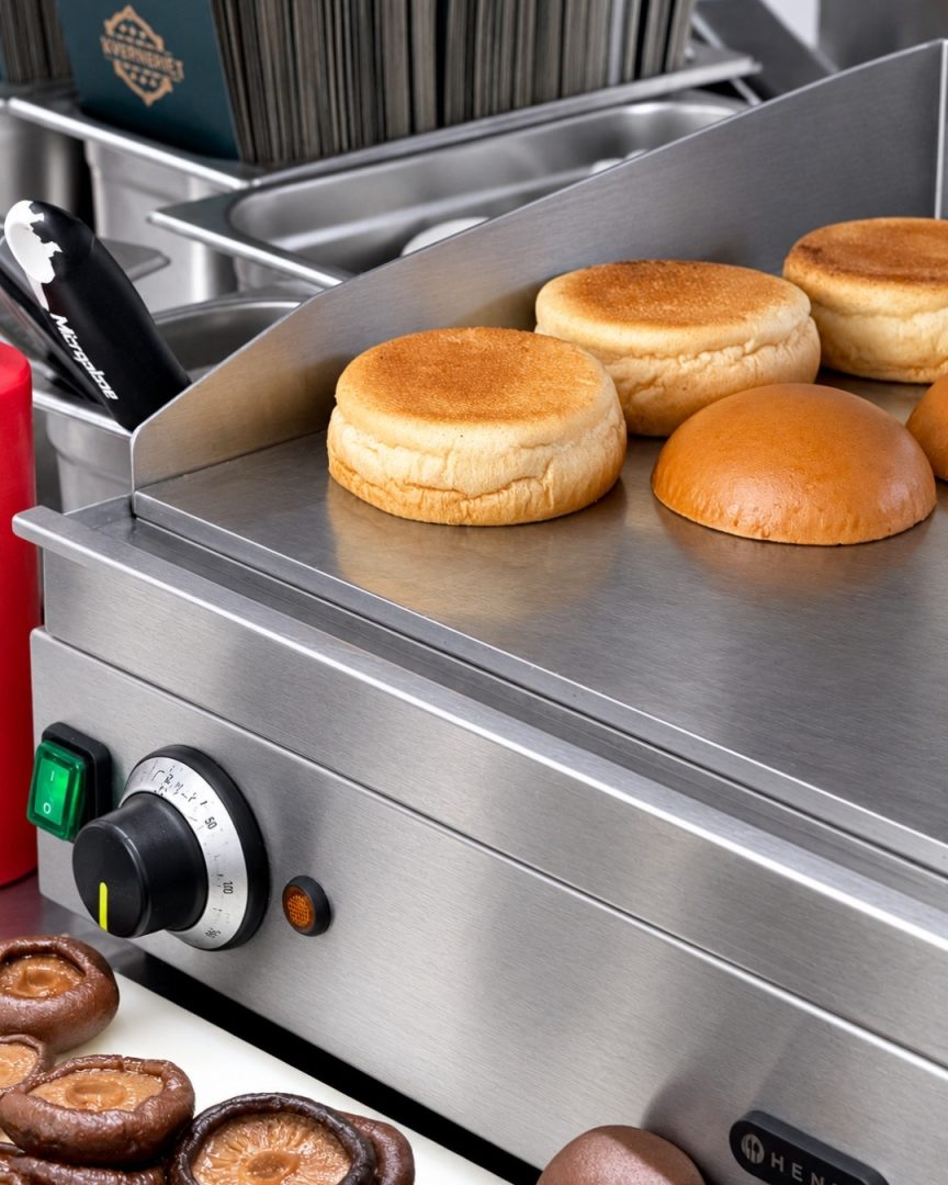 buns på flatgrill på storkjøkken